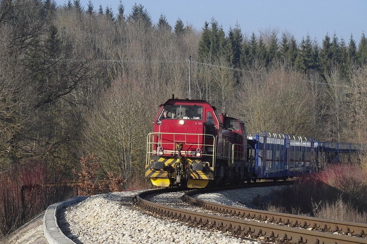 V 151 zusammen mit V 118 der Hohenzollerischen Landesbahn (HzL) am 04.03.2011 kurz vor der Durchfahrt durch den HzL-Bahnhof Hanfertal.