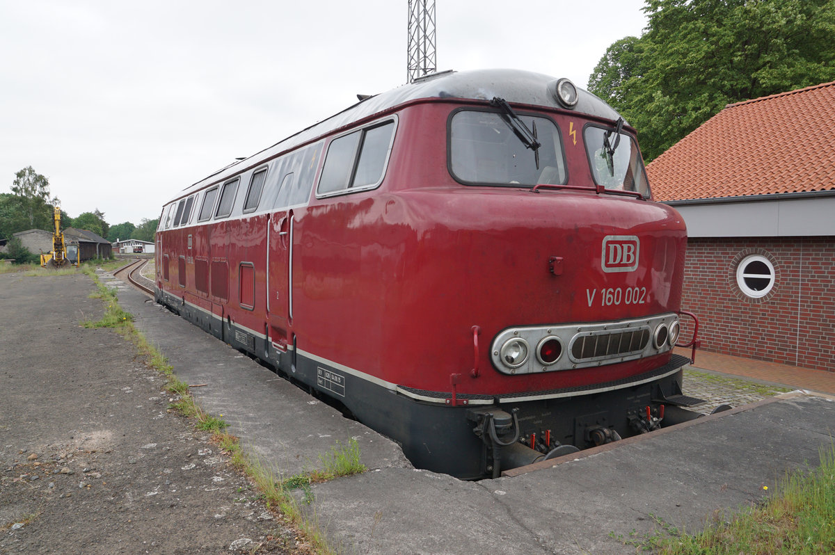 V 160 002 abgestellt im Bahnhof Harpstedt am 30. Mai 2019.