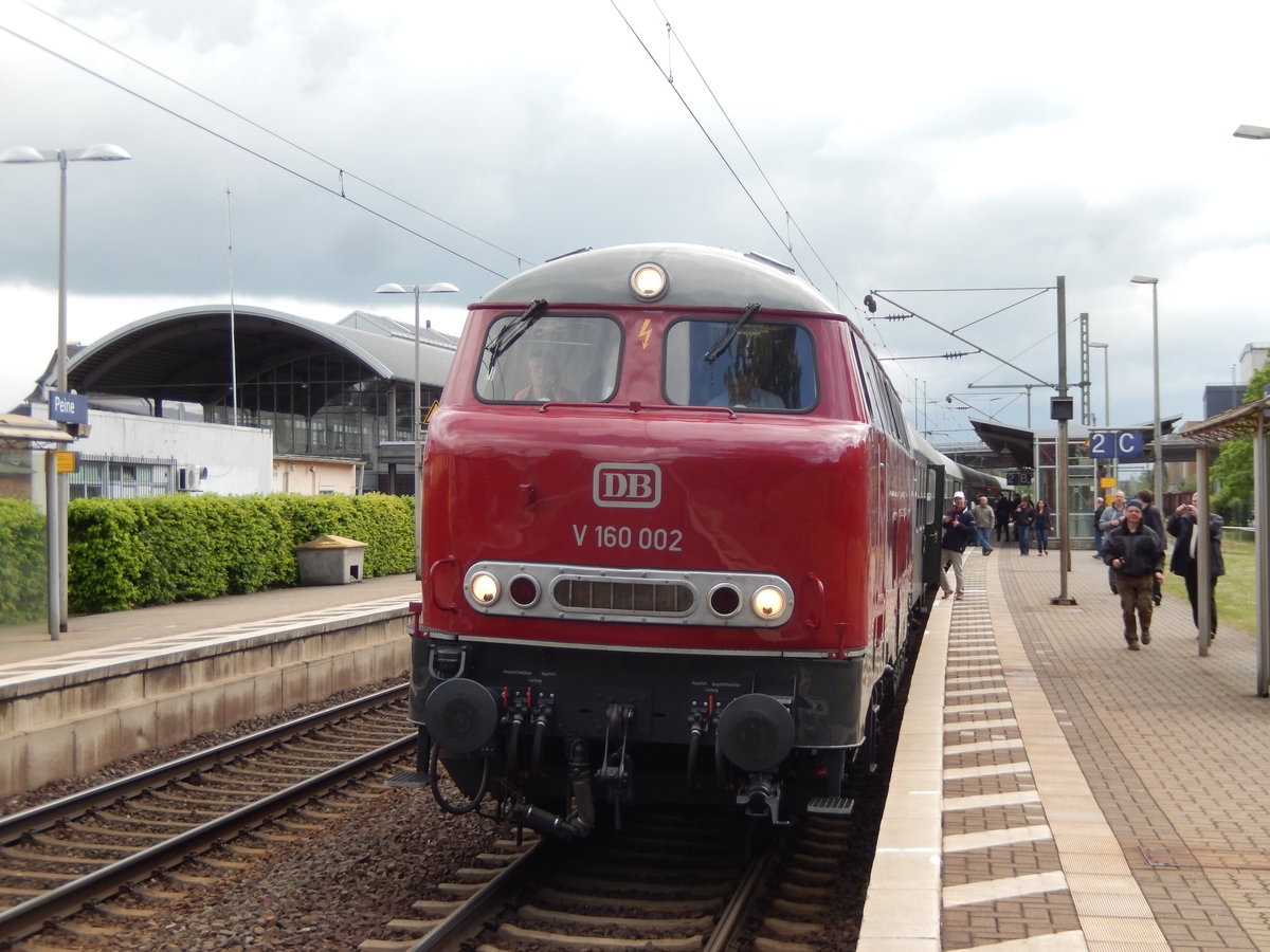 V 160 002 im Bahnhof Peine. Dort wurde der Zug anschließend auf das Gleis der VPS gedrückt, um dann die Weiterfahrt nach Ilsede und Salzgitter-Bad anzutreten. 15.05.2016