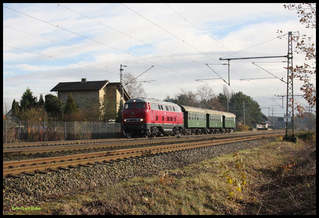 V 160002 Lollo unternahm am 25.11.2017 eine kurze Testfahrt von Osnabrück nach Melle und zurück. Mit drei Personenwagen am Haken wurde unter anderem auch die Dampfheizung getestet. Hier ist der Zug in Wissingen auf der Rückfahrt nach Osnabrück zu sehen.