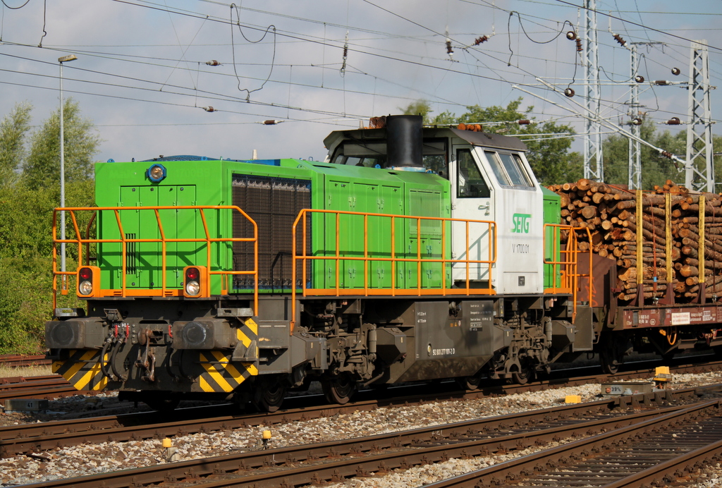V 1700.01(277 101-2)SETG mit Holzzug von Rostock-Bramow nach Stendal-Niedergrne bei der Durchfahrt im Rostocker Hbf.06.07.2014 