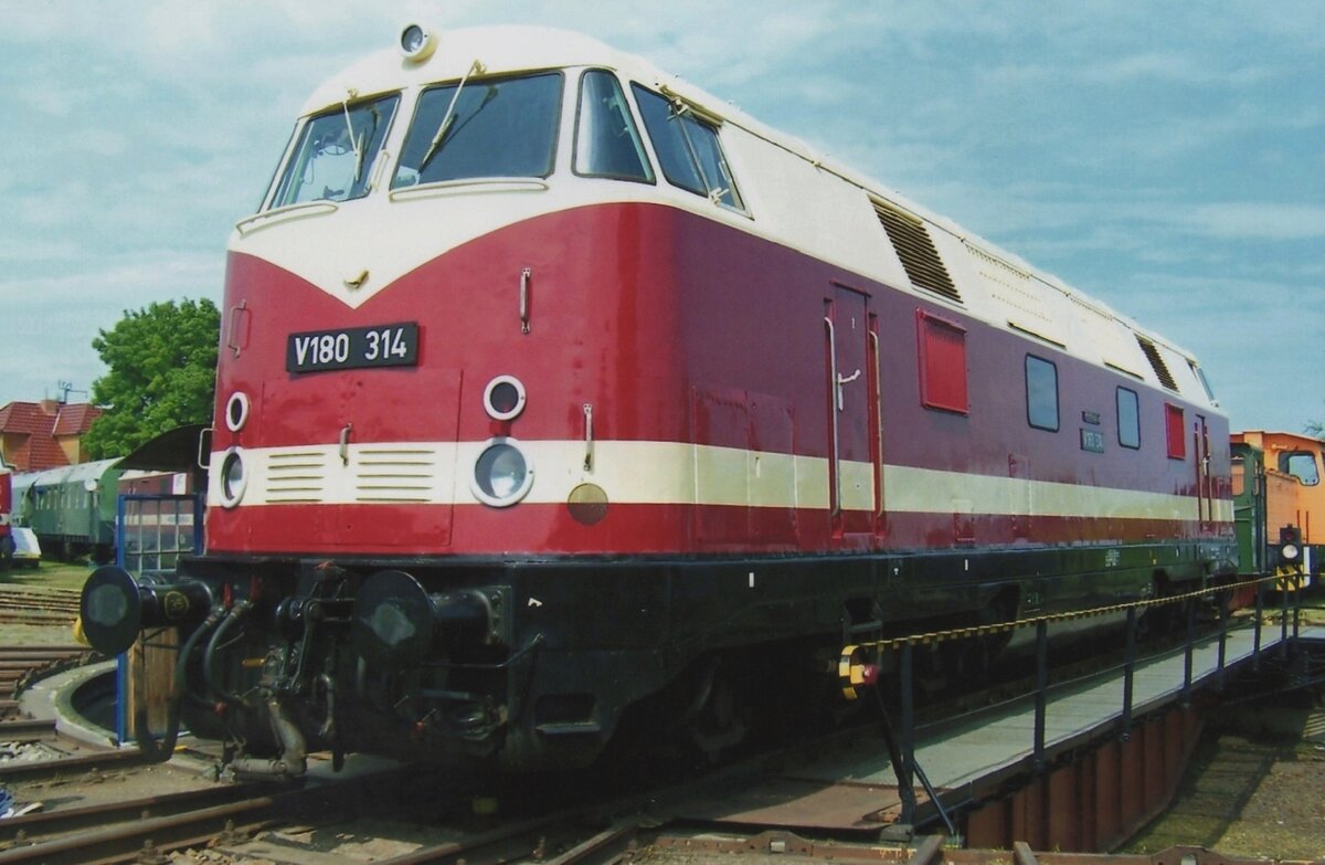 V 180 314 steht am 30 Mai 2010 auf die Drehscheibe ins Bw Weimar.
