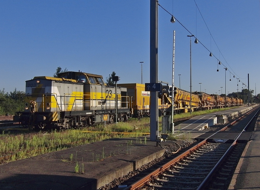 V 180.07 (203 001-3) der SGL (Schienen-Gter-Logistik GmbH) mit einigen Materialfrder- und Siloeinheiten (MFS) am 04.09.2013 im Bahnhof von Aulendorf.