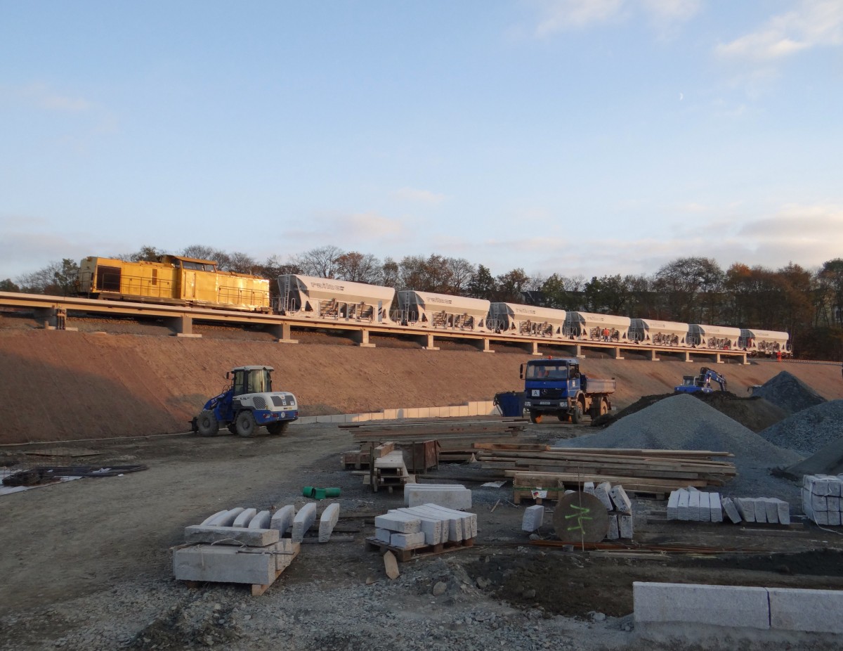 V 180.13 (92 80 1203 158-1 D-SGL) hatte am 29.10.14 Einsatz zum Schottern am neuen Hatlepunkt Plauen/V. Mitte. Hier am neuen Bahnsteig!