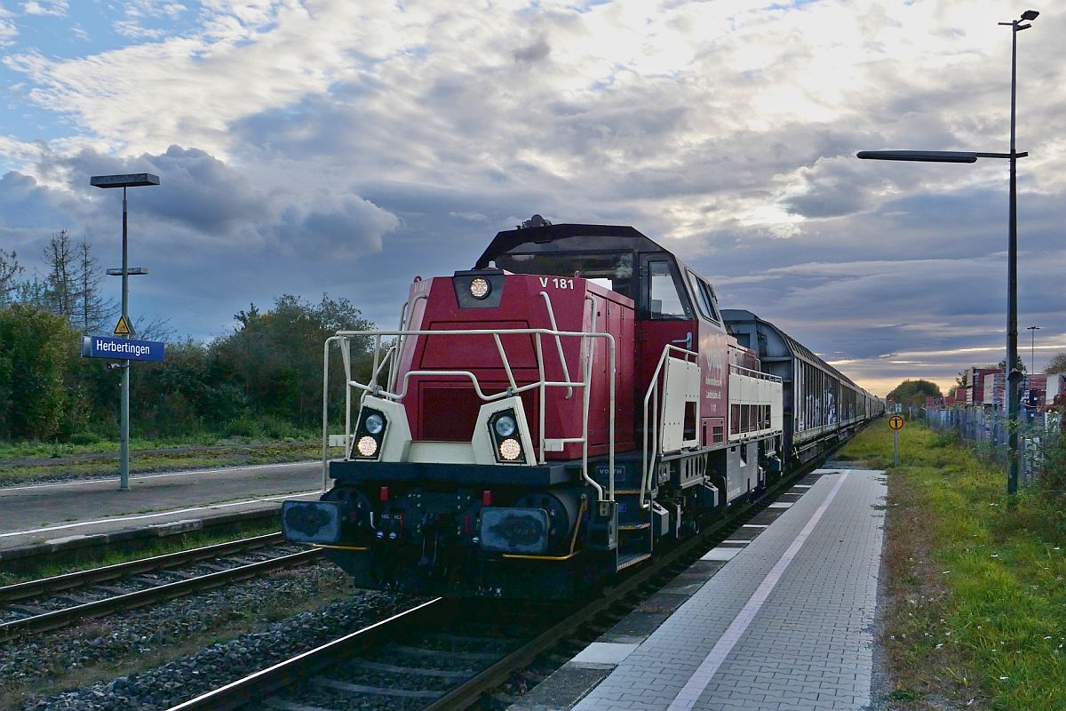 V 181 / 265 301-2 der HzL / SWEG zieht einen gemischten Güterzug von Mengen nach Ulm am 06.10.2021 durch den Bahnhof von Herbertingen