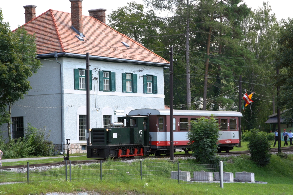 V 2 (C, Windhoff, Baujahr 1943) fährt am 12.September 2020 mit dem B4iph-s 3147 als Zug 3 (Reichenau - Hirschwang) aus dem Bahnhof Reichenau.