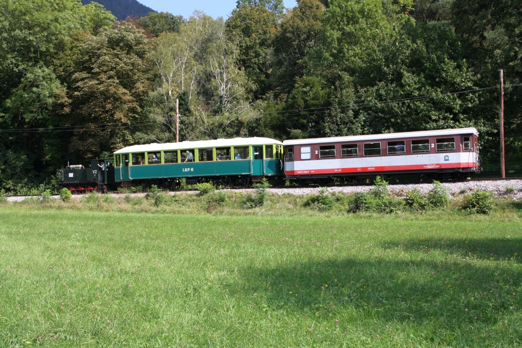 V 2 (C, Windhoff, Baujahr 1943) fährt am 12.September 2020 als Zug 7 (Payerbach - Hirschwang) kurz nach der Haltestelle Kurhaus.