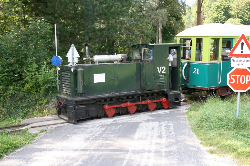 V 2 (C, Windhoff, Baujahr 1943) am 12.September 2020 als Zug 7 (Payerbach - Hirschwang) auf der unteren EK mit der Schneedörflstraße am talseitigem Ende der Kurhausschleife.