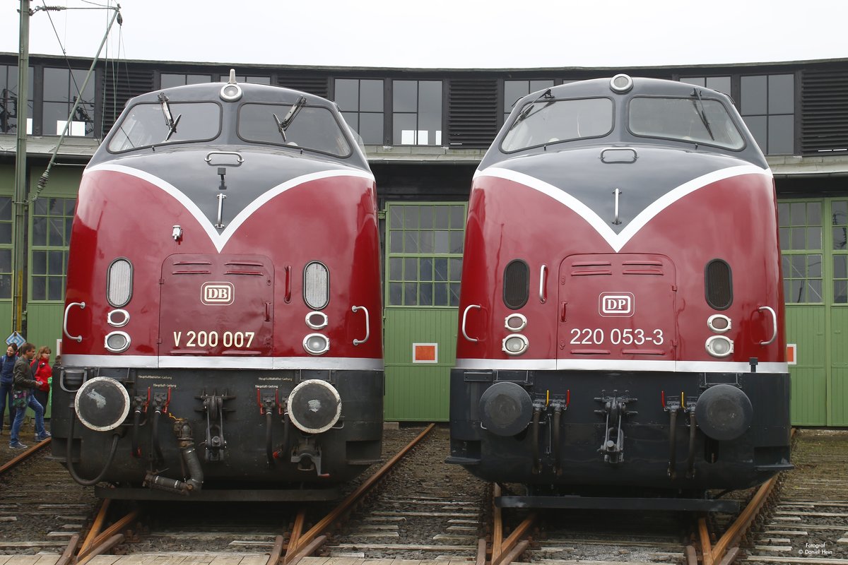 V 200 007 DB & DP 220 053-3 in Altenbeken, Juli 2017.