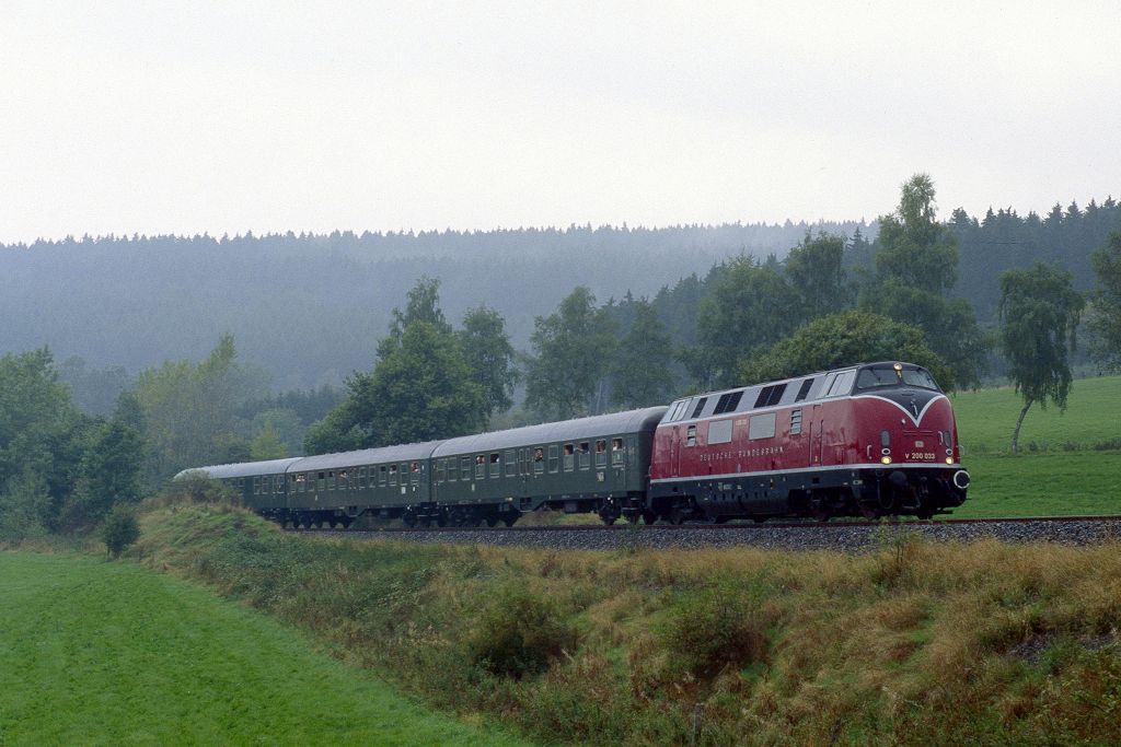 V 200 033 bei Olsberg am 23.09.1995.