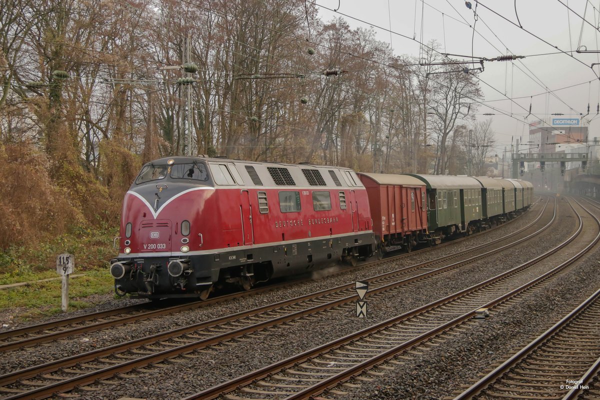 V 200 033 DB mit Sonderzug in Wuppertal, Dezember 2017.