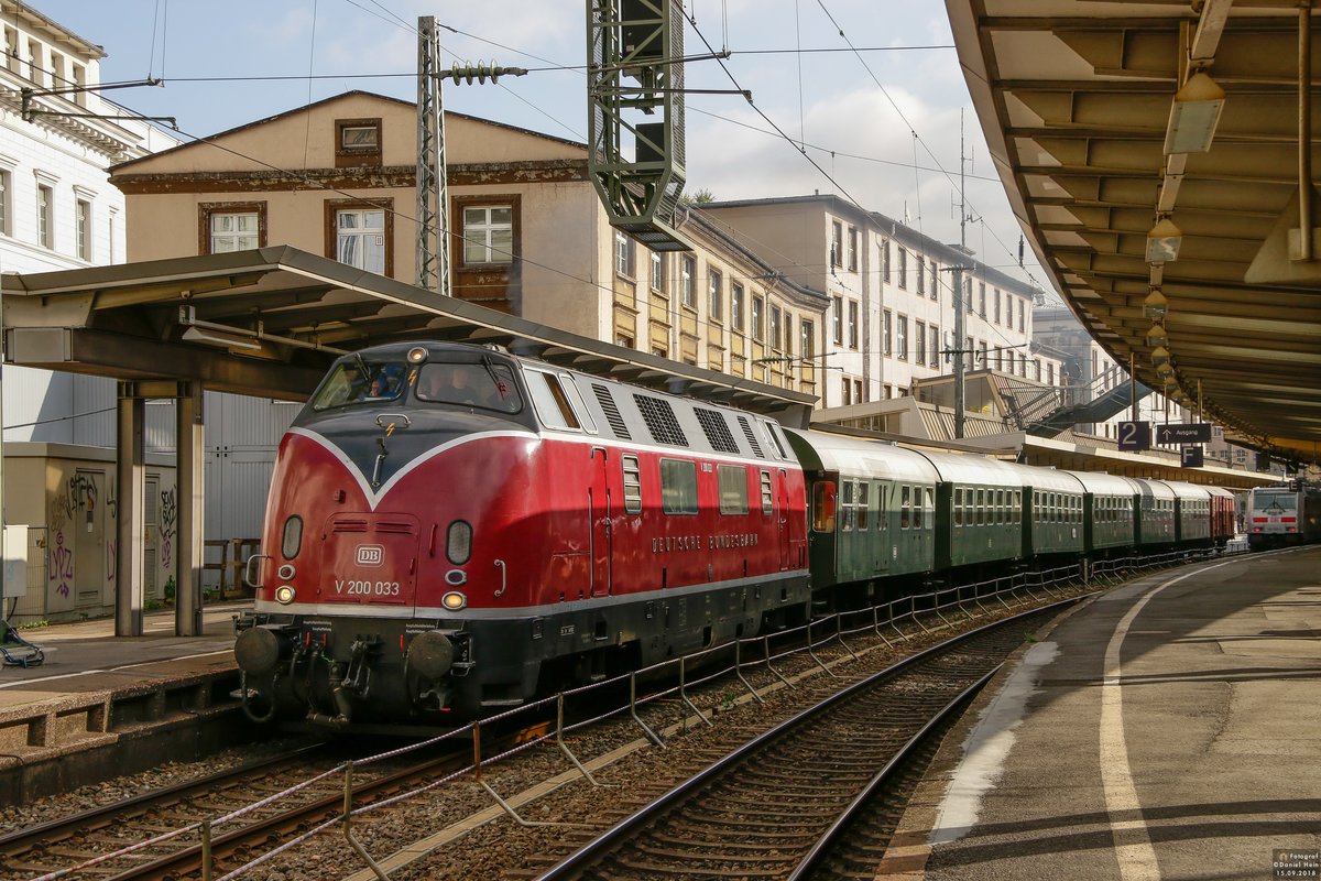 V 200 033 DB mit Sonderzug nach Ahrweiler in Wuppertal Hbf, September 2018.
