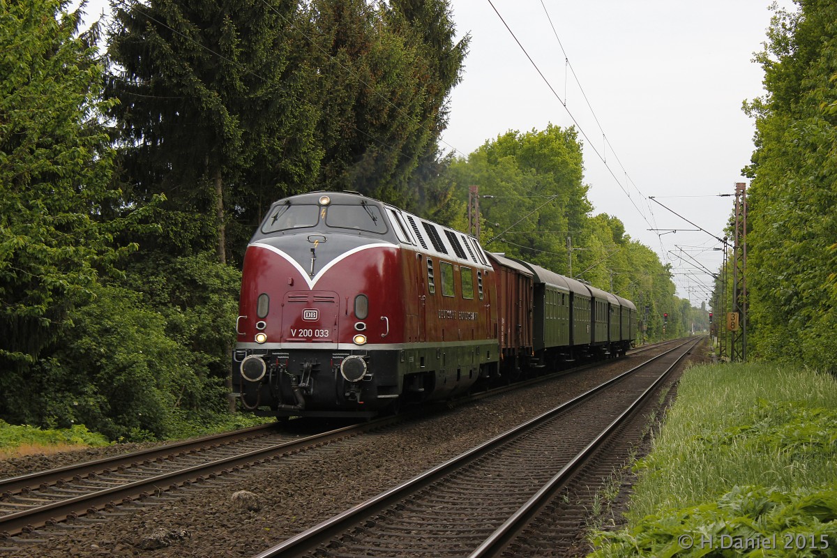 V 200 033 DB mit einem Sonderzug in Haan, April 2015.