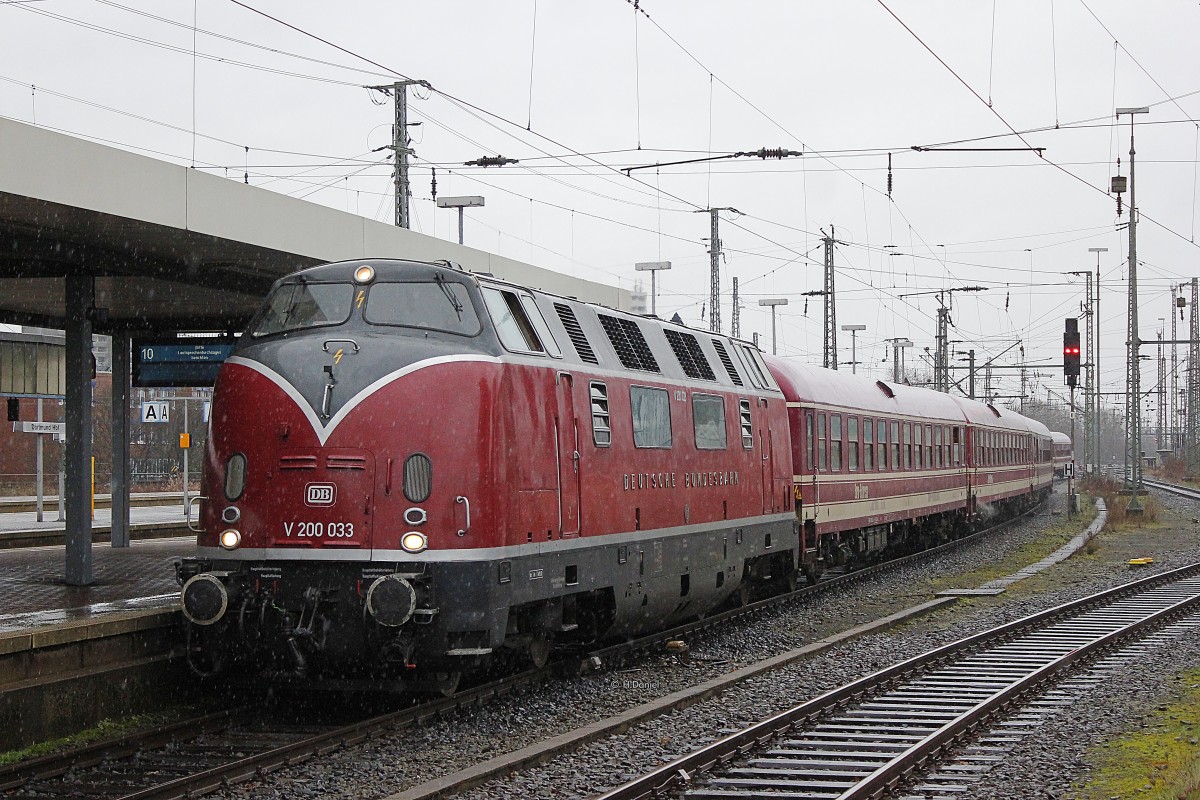 V 200 033 DB mit einem Westfalendampfsonderzug in Dortmund Hbf und fuhr weiter nach Willingen, Januar 2016.