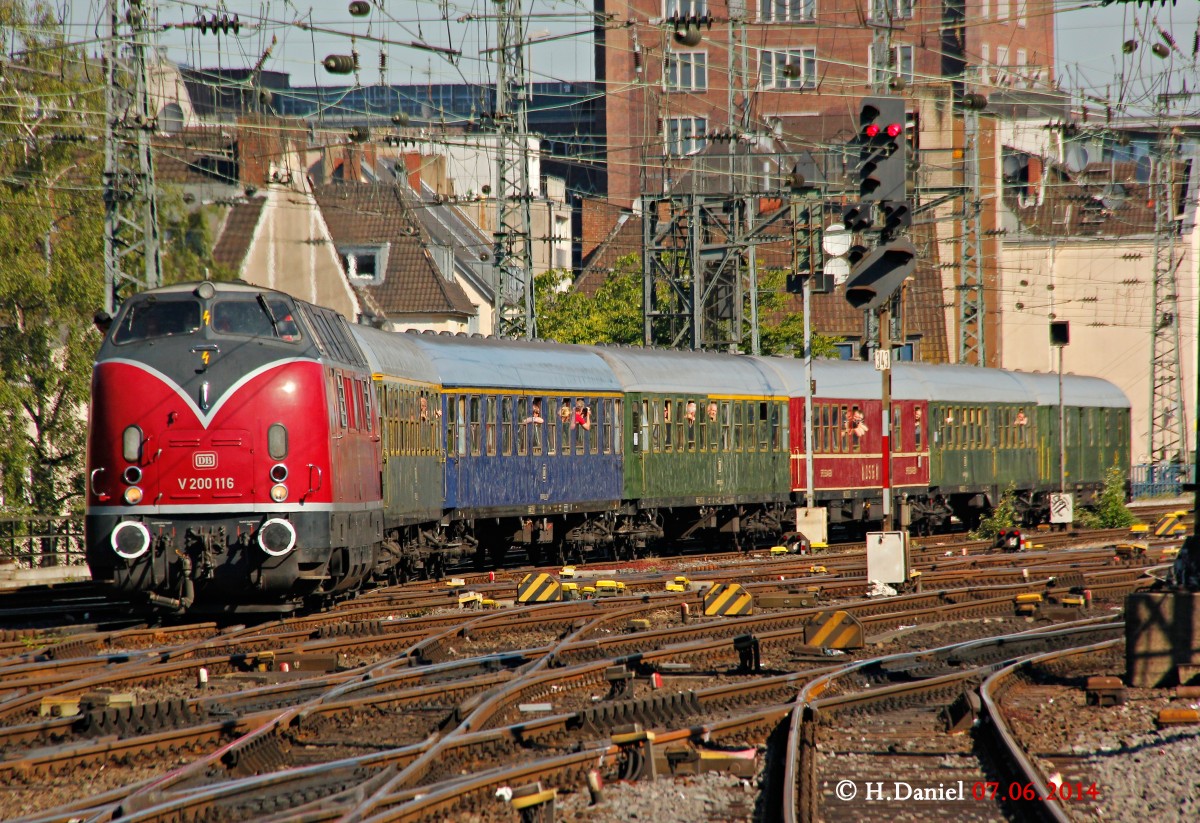 V 200 116 DB fuhr mit dem AKE-Sonderzug am 07.06.2014 in den K�lner Hbf ein und fuhr weiter mit 41 360 nach R�desheim.
