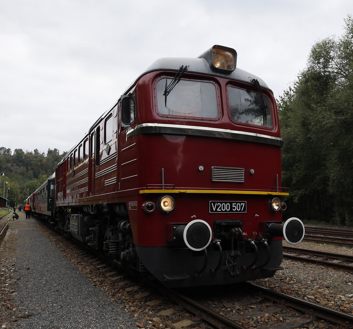V 200 507 auf Abwegen, zum Festival parních lokomotiv befuhr sie mit einem Sonderzug die Strecke von Benesov über Cercany nach Rataje na Sazavu zastavka.
Es ist eher unwahrscheinlich das dieser Loktyp auf dieser Strecke  einen Eilzug brfördert haben könnte, aber zum Festival war es eine sehr schöne , interessante Tour. Wie alle Sonderzugfahrten war  auch diese im Preis inbegriffen und im alten MITROPA Speisewagen  wurde gutes Ferdinand Bier ausgeschenkt. Hier  beim Rangieren in Ledecko (Ledečsko)
27.09.2025  14:45 Uhr.