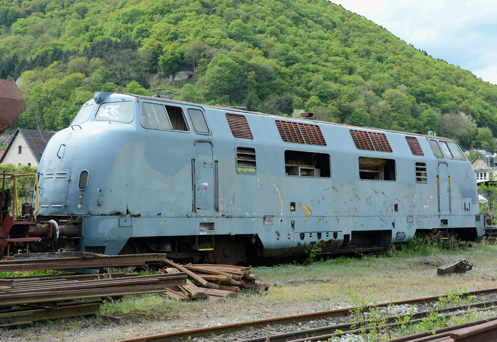 V 200, ehemals 220 015 der DB, als Ersatzteilspender bei der B.E.G. in Brohl - 02.05.2015