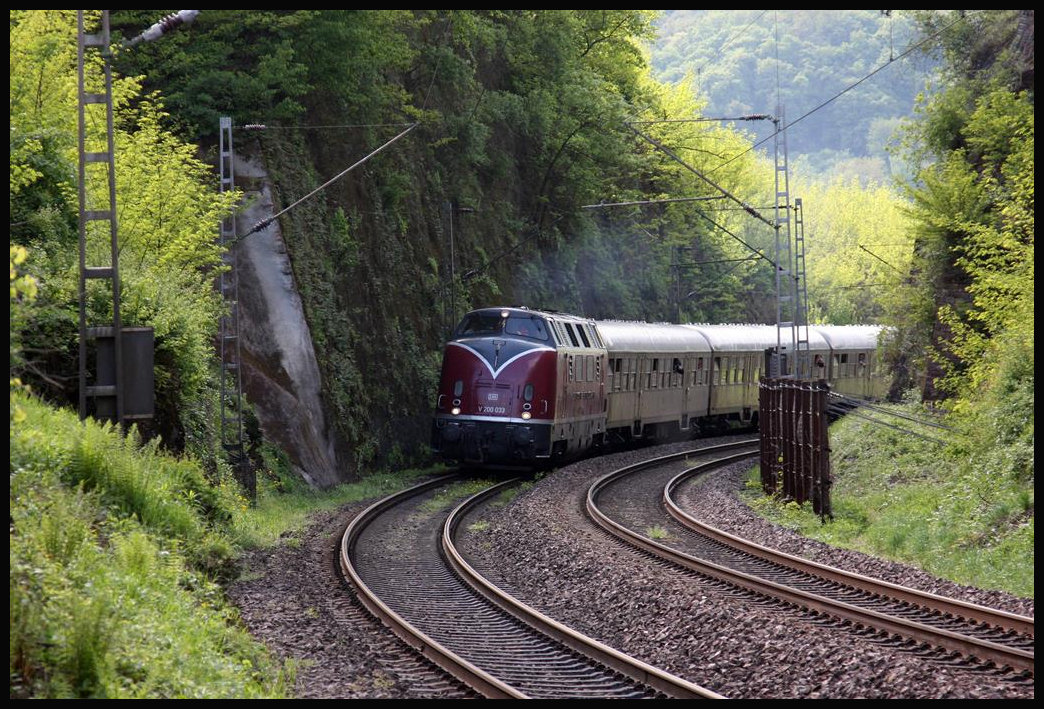 V 200033 ist hier am 1.5.2018 um 16.05 Uhr mit ihrem Sonderzug aus Trier nach Merzig unterwegs. Kurz vor Kanzem passiert der Zug einen Einschnitt.