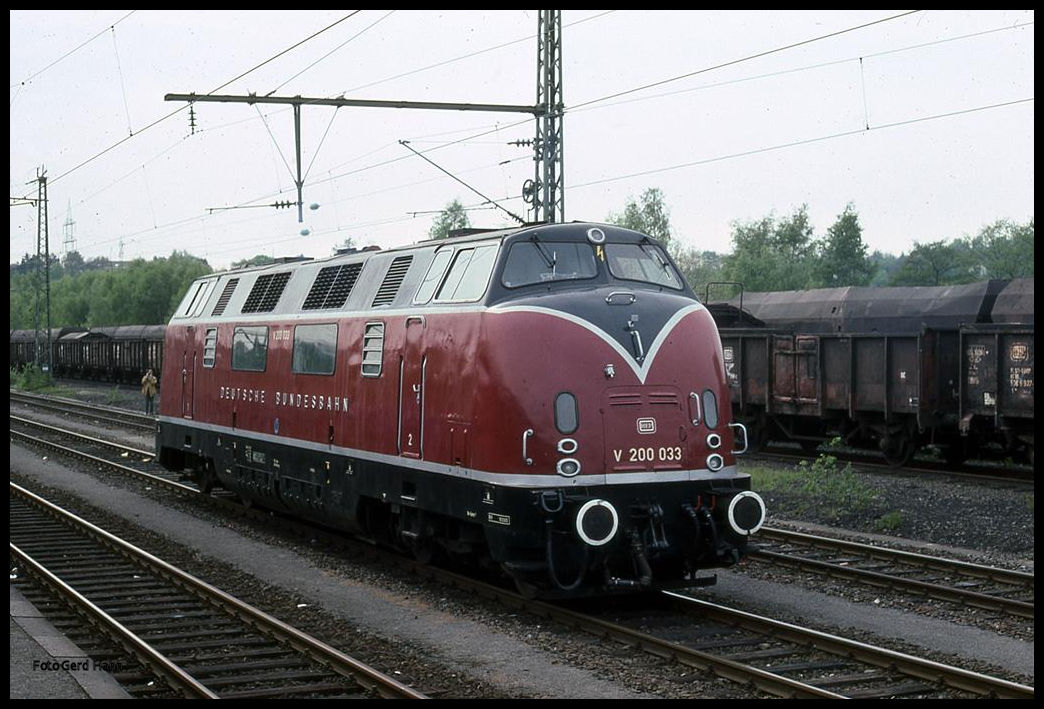 V 200033 war am 11.5.1991 ebenfalls im Sonderzug Dienst für den BDEF eingesetzt. Hier hat die Lok ihren Zug nach Hattingen gebracht und rangiert solo.