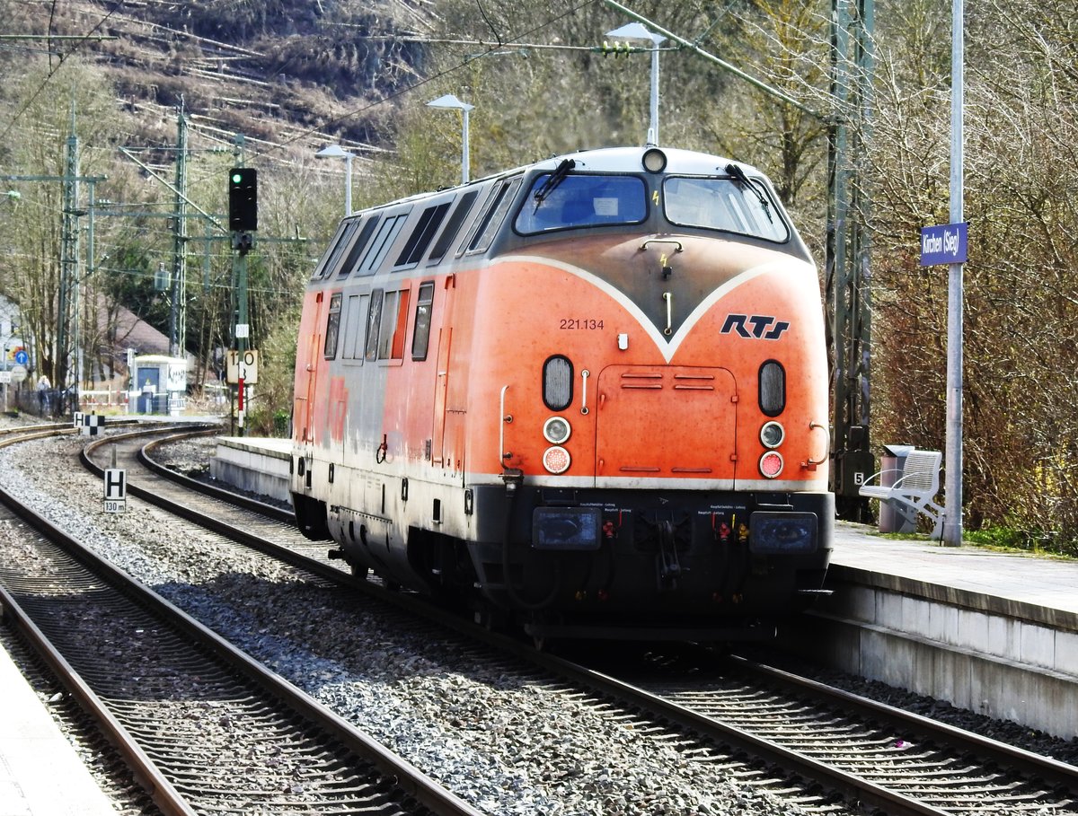 V 221 134 DER RTS-AUSTRIA IN KIRCHEN/SIEG FAHRTRICHTUNG BETZDORF/KÖLN
Auch ein schöner Rücken kann entzücken...vor allem der von der auf der
Siegstrecke eher seltenen V 221 134 der privaten RTS...am 15.3.2020