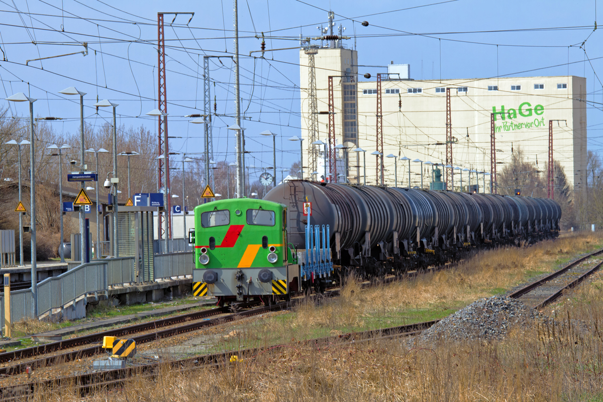 V 23 der Zuckerfabrik Anklam stellt beladenen Kesselwagen aus dem Bioethanolwerk auf das Hauptgleis des Bahnhofs Anklam. - 17.04.2013 