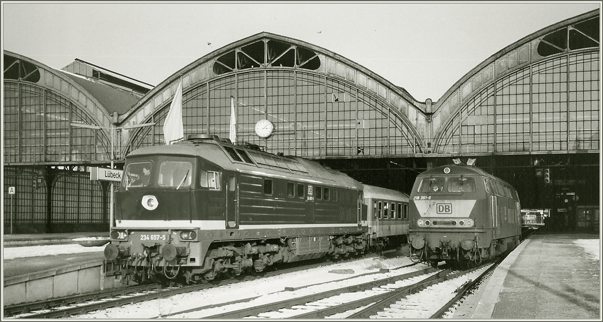 V 234 657-5 mit IR Rostock - Hamburg und V 218 261 in Lübeck Hbf am 9. Januar 1996.
Die farbige, nun bearbeitete Variante dieses Bildes ist unter der ID 135 710 zu sehen.
