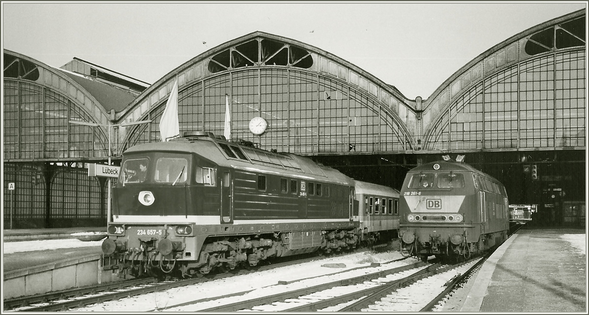 V 234 657-5 mit IR Rostock - Hamburg und V 218 261 in Lübeck Hbf am 9. Januar 1996.
Die farbige, nun bearbeitete Variante dieses Bildes ist unter der ID 135 710 zu sehen.
