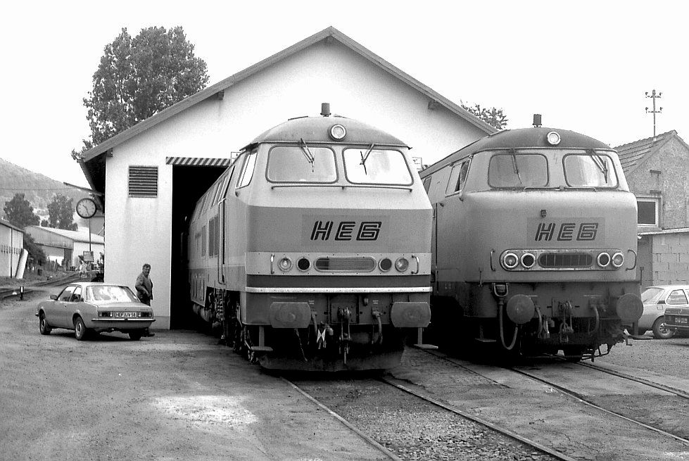 V 30 (ex DB V 320 001) und V 32 (ex DB 216 004)am 14.7.1986 in Schenklengsfeld.