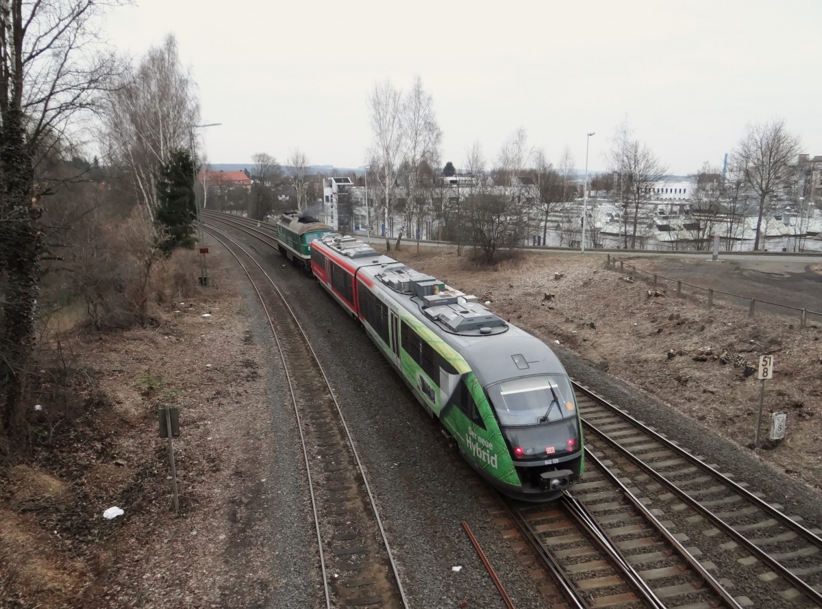 V 300 002 Überführte am 07.03.15 den Hybrid 642 129. Hier zu sehen in Marktredwitz.