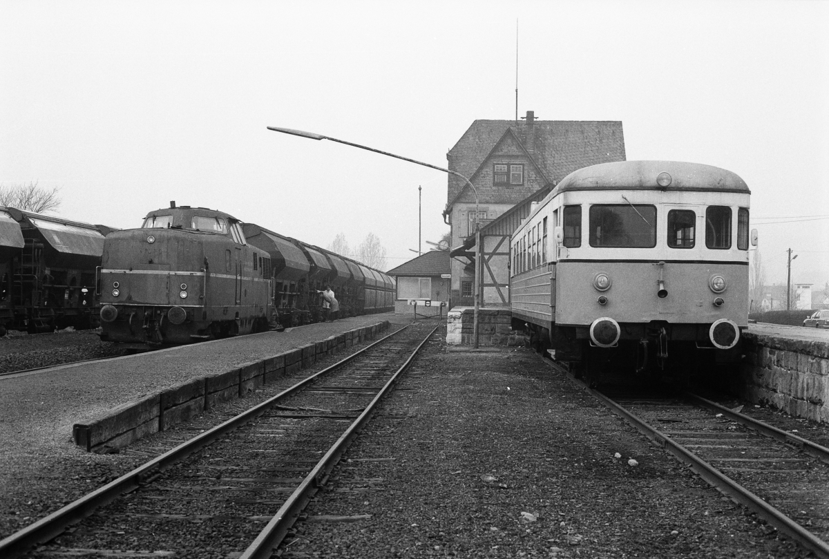 V 31 der Hersfelder Kreisbahn am 3.4.1981 in Schenklengsfeld. Rechts steht der ehemalige VT 162 der Bremervörde-Osterholzer-Eisenbahn (BOE), der als  Fulda-Werra-Express  ein touristisches Angebot bieten sollte, aber faktisch kaum (oder gar nicht ?) eingesetzt wurde. 