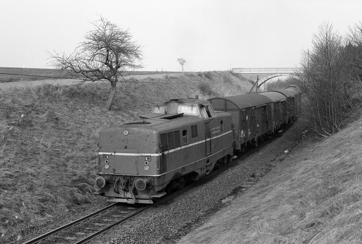 V 31 der Hersfelder Kreisbahn bei Wehrshausen (3.4.1981).