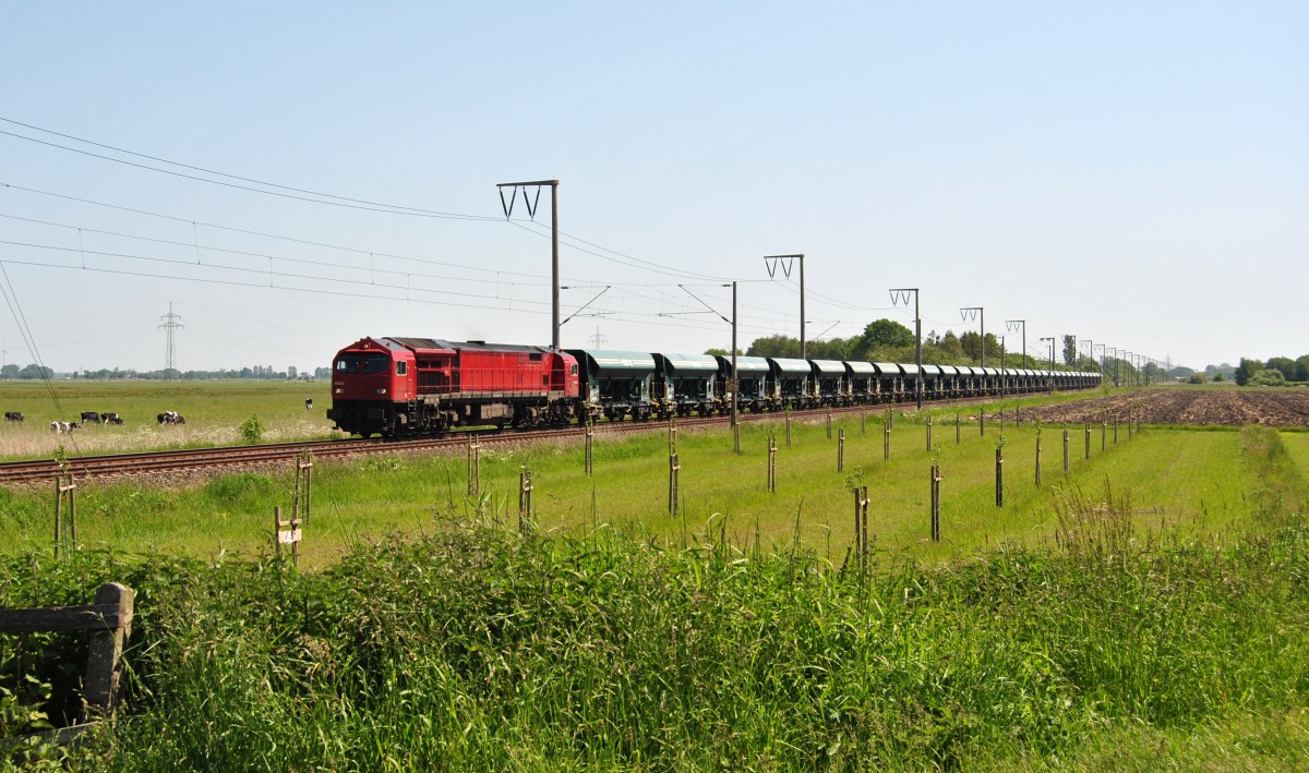 V 330.5 fuhr am 05.06.2015 mit einem Enercon Zug nach Emden, hier bei Petkum.