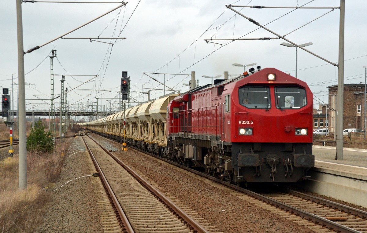 V 330.5 der hvle schleppte am 23.12.14 einen langen Schüttgutzug durch Bitterfeld Richtung Leipzig. Sie kam am selben Tag Lz nochmals durch Bitterfeld Richtung Dessau.