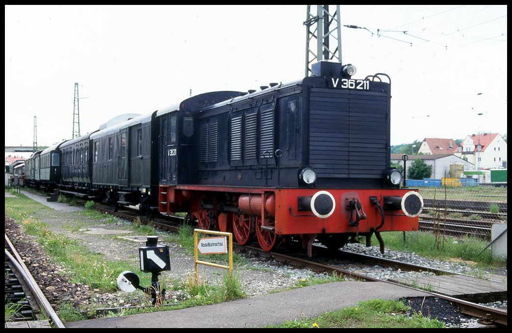 V 36211 stand am 16.5.1999 im Museum Nördlingen vor einer passenden Personenzug Garnitur.