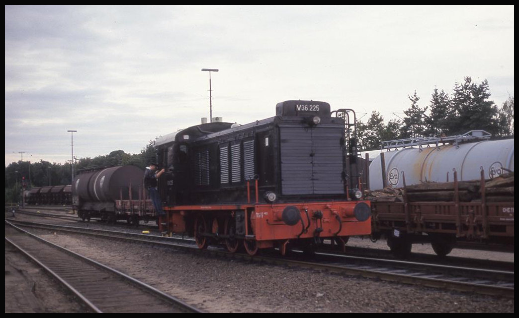 V 36225 rangiert hier am 29.8.1993 im Betriebshof der OHE in Celle.