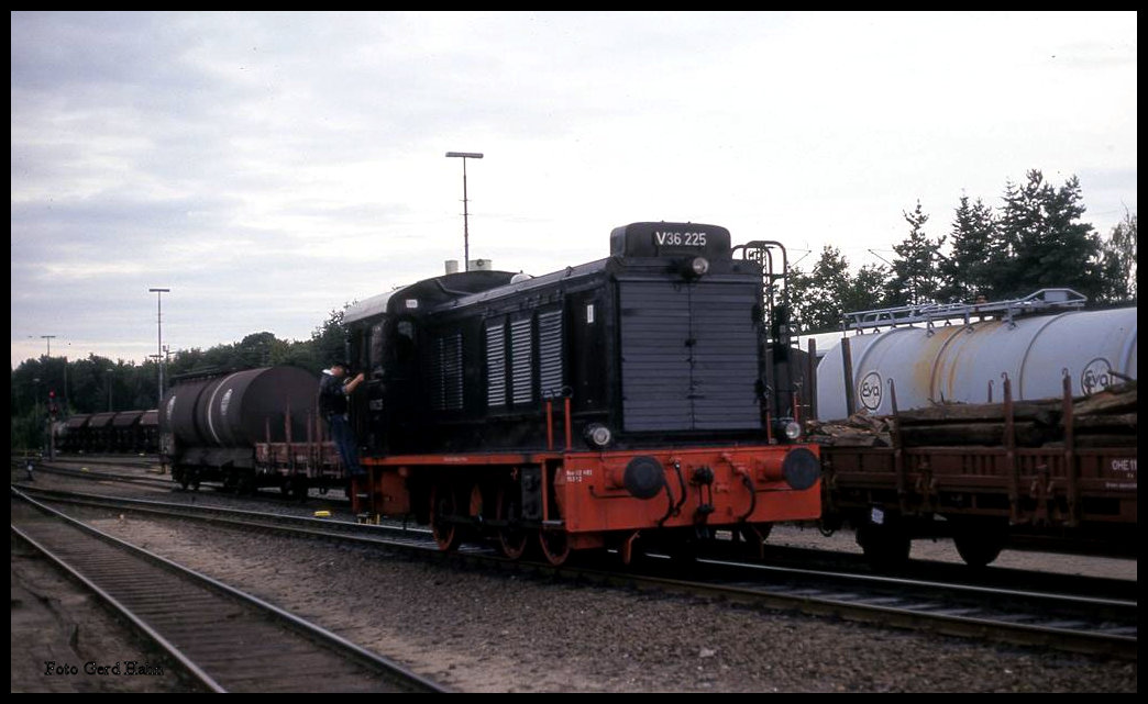 V 36225 rangierte am 29.8.1993 im BW Celle der Osthannoverschen Eisenbahn.