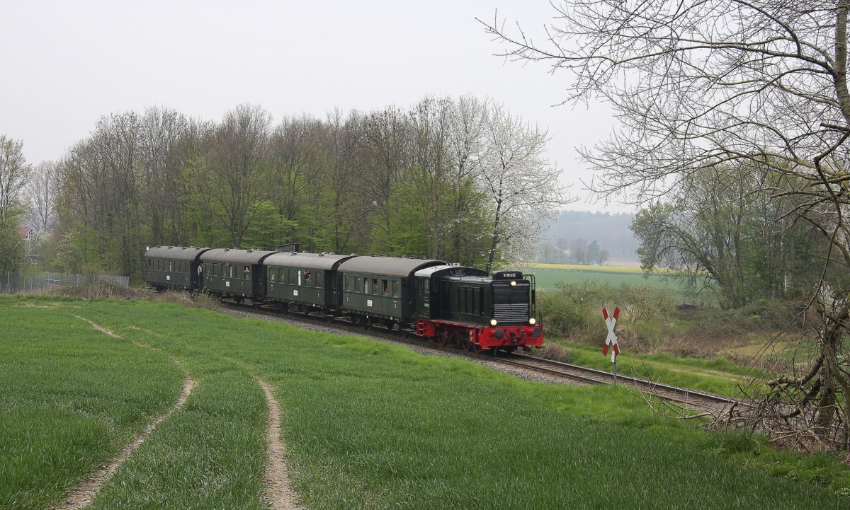 V 365412 war am 4.4.2014 bei trübem Wetter auf der Hüttenbahn nach Georgsmarienhütte unterwegs. Die Aufnahme entstand nahe dem ehemaligen Haltepunkt Augustaschacht.