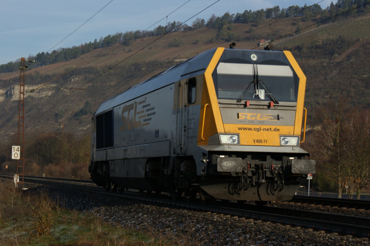 V 400.11 der Schienen Güter Logistik solo nach Würzburg am 03.12.13 bei Thüngersheim