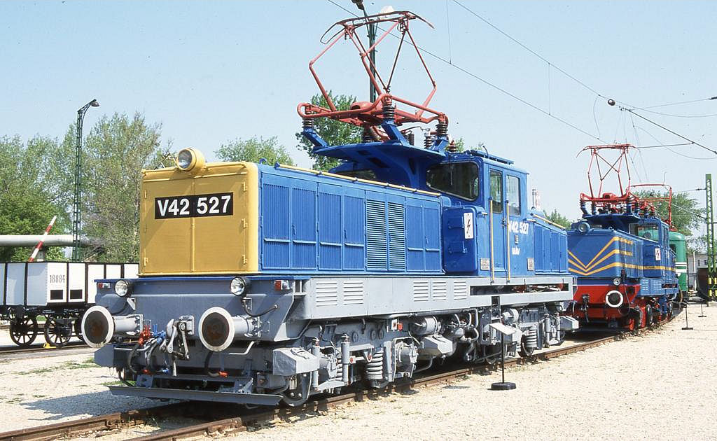 V 42.527 steht am 25.4.2002 im Eisenbahn Museum in Budapest Ujpest.