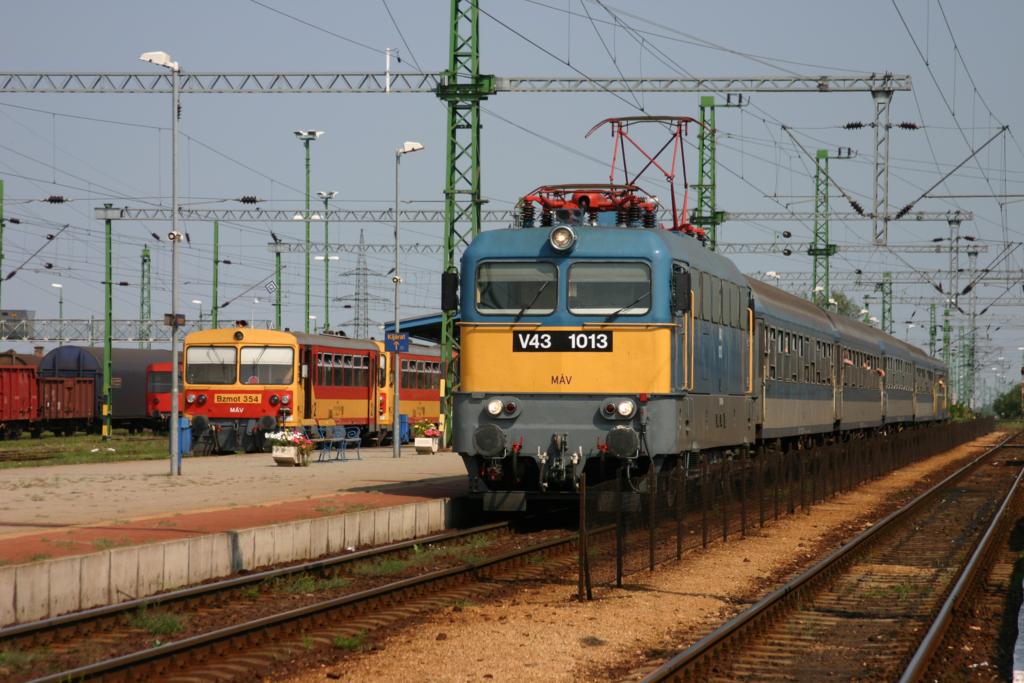 V 431013 fährt am 2.9.2005 mit einem Personenzug in den Bahnhof Veszprem ein.