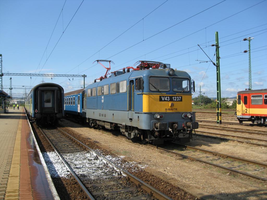 V 431237 der MAV Traktion hält mit einem Personenzug am 8.9.2008 im Bahnhof
Veszprem.