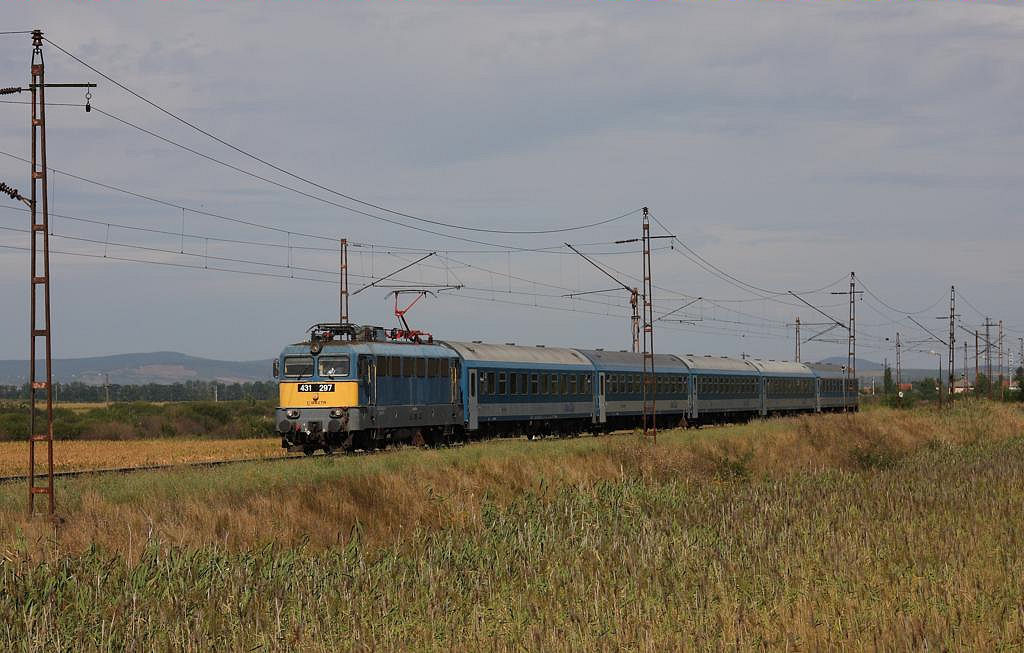 V 431297 ist am 29.08.2013 bei Szerencs mit einem Intercity in Richtung Tokaj und weiter nach Nyiregyhaza unterwegs.