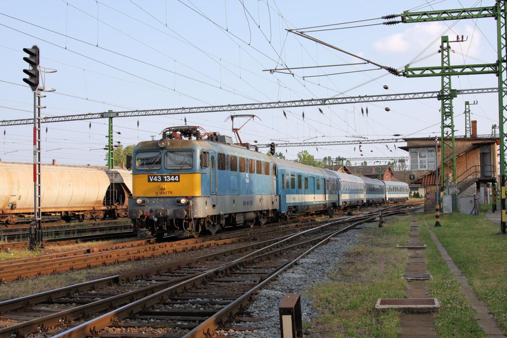 V 431344 fährt am 18.5.2011 mit einem IC aus Zagreb in Nagykanisza ein.