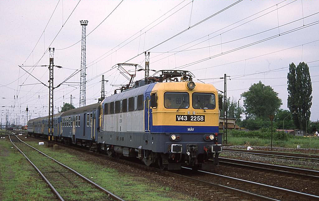 V 432258 in Sonderlackierung fhrt am 31.5.2003 mit einem Personenzug
in Fzesabony um 9.53 Uhr in Richtung Miskolc ab.