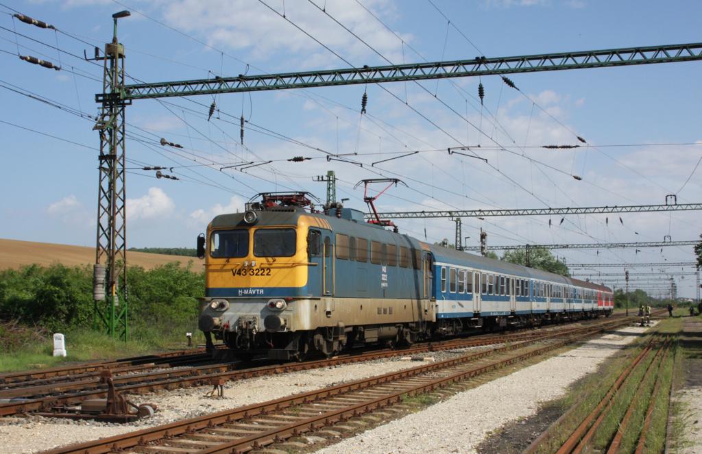 V 433222 von H-MAVTR hält am 6.5.2010 mit einem Personenzug nach Pecs um
9.41 Uhr im Landbahnhof Godisa. Die Wagen stammen alle aus ehemaligem DB Bestand. Ein Wagen trägt sogar noch die alte rote Lackierung.