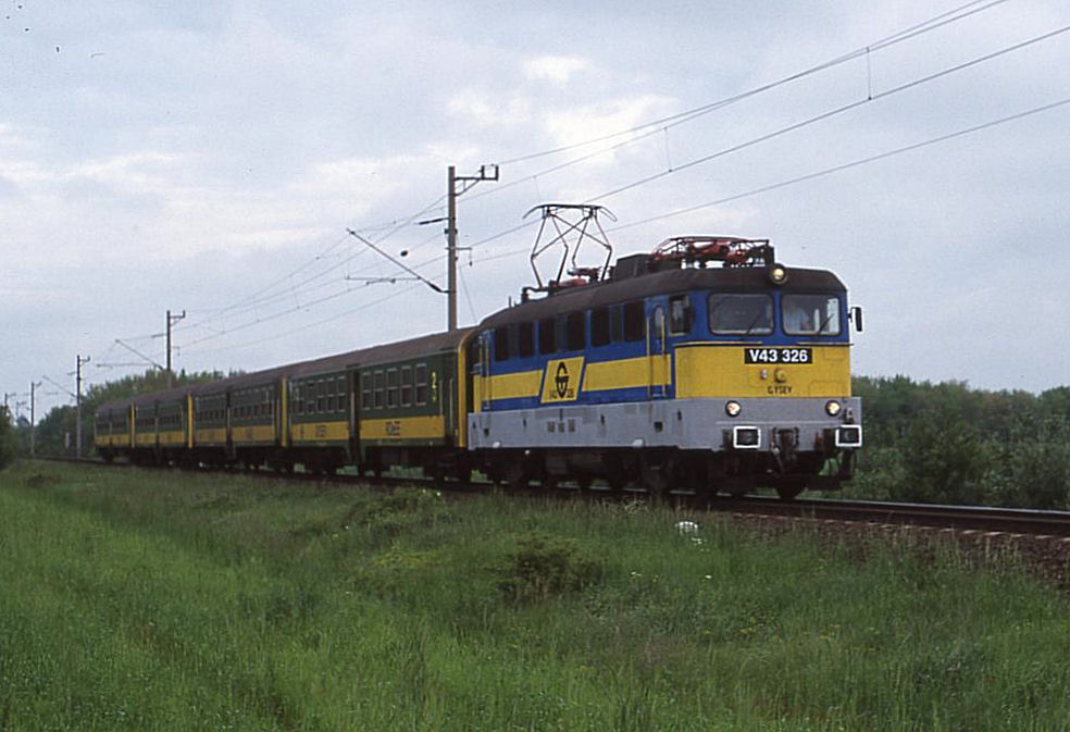 V 43326 ist am 14.4.1999 mit einer kompletten GYSEV Garnitur Mitteleinstieg
Wagen bei Kapuvar um 15.40 Uhr unterwegs in Richtung Sopron.