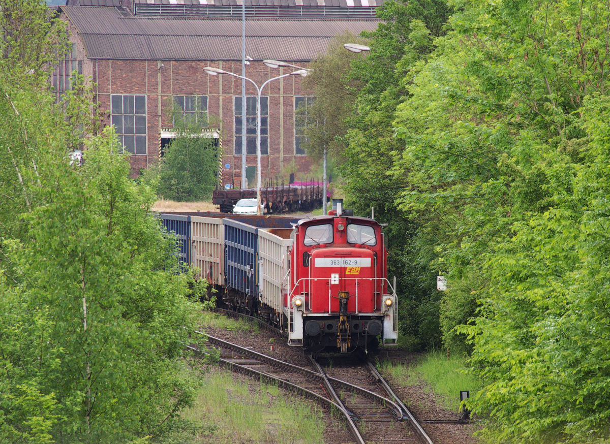 V 60 im Werkbahndienst - 363 162 von EBM rangiert im Werksgelände der Stahlwerke Bous. 10.05.2014