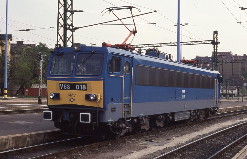 V 63018 frisch im Lack am 21.3.1994 im Budapester Bahnhof Deli Palyaudvar.