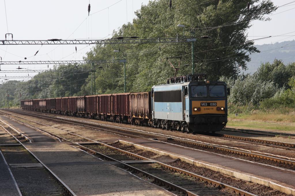 V 63030 wartet am 6.9.2008 im Bahnhof Devecser auf der Fahrt nach Veszprem auf
eine Überholung durch einen Personenzug.