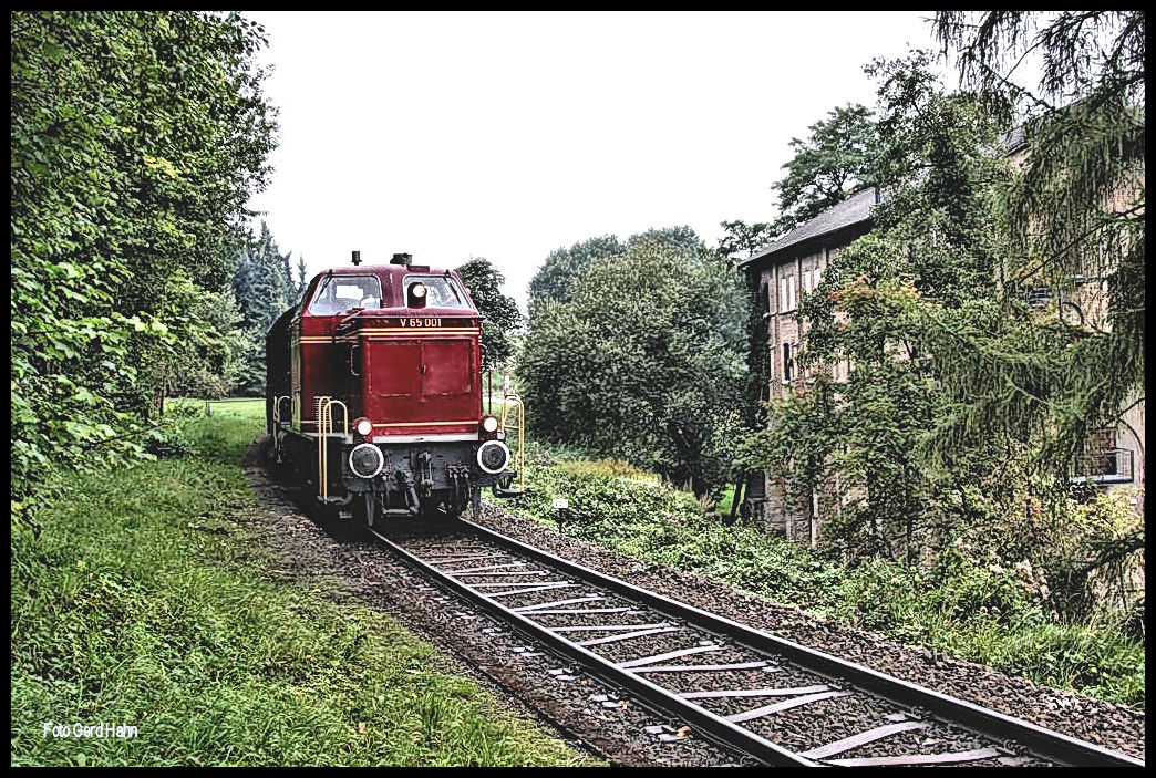 V 65001 der Osnabrücker Dampflok Freunde fuhr am 29.9.2017 einen kurzen Sonderzug über die Hütten Werkbahn. Hier kommt der Zug als Leerfahrt an dem ehemaligen Pumpenhaus des Augustaschacht vorbei, welches zu Kriegs Zeiten als Arbeitszuchtlager der Nazi Herrschaft diente. Heute ist das Gebäude eine Gedenkstätte.